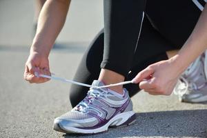 giovane bella donna fare jogging al mattino nel parco foto