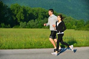 giovane coppia che fa jogging foto