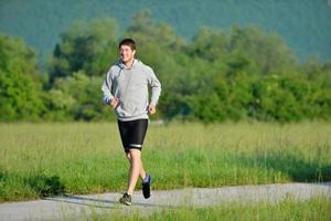 giovane coppia che fa jogging foto