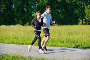 giovane coppia che fa jogging foto