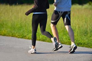 giovane coppia che fa jogging foto