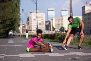 jogging coppia riscaldamento su e allungamento nel il città foto