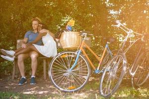 giovane coppia multietnica che fa un giro in bicicletta nella natura foto