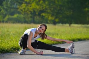 donna che si allunga prima del fitness foto