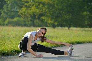 giovane bella donna fare jogging al mattino nel parco foto