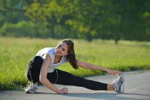 donna che si allunga prima del fitness foto