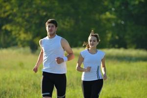 giovane coppia che fa jogging al mattino foto