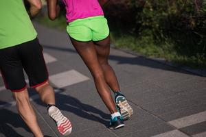 giovane sorridente multietnico coppia jogging nel il città foto