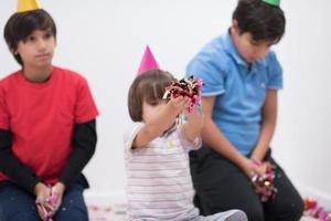 bambini che soffiano coriandoli foto