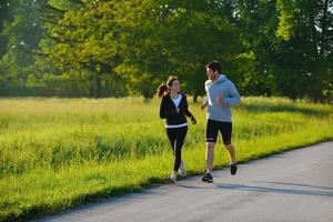 giovane coppia che fa jogging foto
