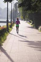 africano americano donna jogging nel il città foto