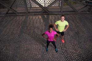 ritratto di un' giovane multietnico coppia jogging nel il città foto
