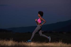 giovane africano americano donna jogging nel natura foto