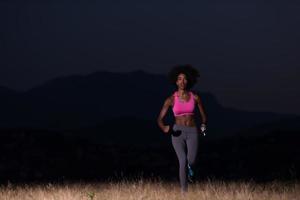 giovane africano americano donna jogging nel natura foto