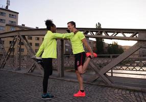 jogging coppia riscaldamento su e allungamento nel il città foto