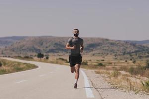 giovane uomo e donna nel protettivo maschere in esecuzione e fare esercizi all'aperto nel il mattina. sport, attivo vita jogging durante quarantena. covid-19 nuovo normale. alto qualità foto. selettivo messa a fuoco. foto