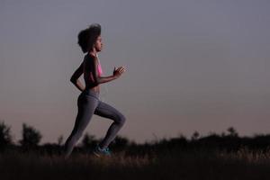 giovane africano americano donna jogging nel natura foto