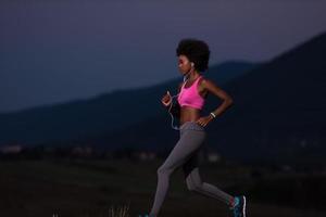 giovane africano americano donna jogging nel natura foto