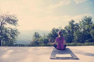 bello donna fare mattina yoga esercizi foto