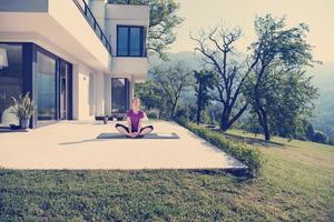 bello donna fare mattina yoga esercizi foto