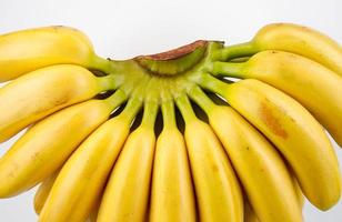 un' mazzo di maturo banane su un' bianca sfondo. maturo banane. foto