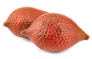 il frutto fresco del serpente è isolato su una salacca bianca background.red. frutta salata. salacca zalacca, frutto del serpente.