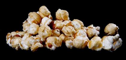 un' mazzo di Popcorn nel caramello su un' nero sfondo foto