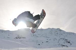 salto estremo dello snowboarder foto