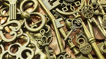 vecchie chiavi vintage texture oro su sfondo astratto moneta di rame. foto