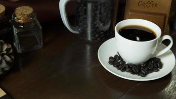 tazza di caffè e chicchi di caffè su sfondo di legno vintage immagine. foto