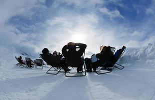 persone gruppo su neve a inverno stagione foto