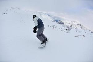 sciare sulla neve fresca nella stagione invernale in una bella giornata di sole foto