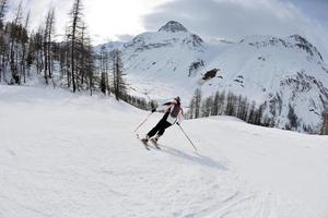 sciare sulla neve fresca nella stagione invernale in una bella giornata di sole foto