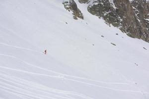 sciatore freeride che scia nella neve farinosa profonda foto