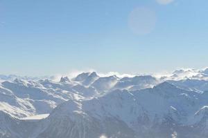 vista panoramica sulle montagne invernali foto