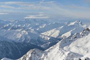 vista panoramica sulle montagne invernali foto