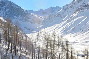 alta montagna sotto la neve in inverno foto