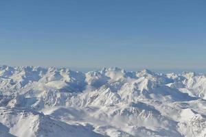 vista panoramica sulle montagne invernali foto