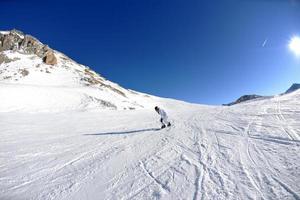 sciare sulla neve fresca nella stagione invernale in una bella giornata di sole foto