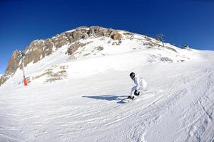 sciare sulla neve fresca nella stagione invernale in una bella giornata di sole foto