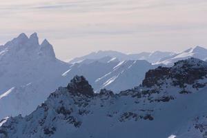 bellissimo paesaggio di montagna in inverno foto