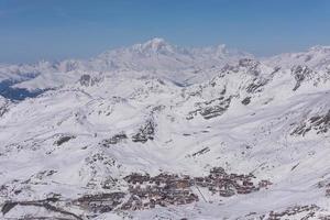 bellissimo paesaggio di montagna in inverno foto