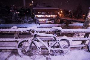parcheggiata bicicletta coperto di neve foto