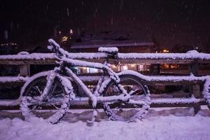 parcheggiata bicicletta coperto di neve foto