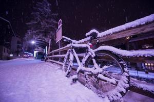 parcheggiata bicicletta coperto di neve foto