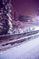 nevoso strade di il alpino montagna villaggio foto