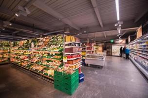 persone shopping nel moderno supermercato foto