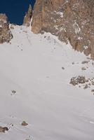 piste da sci alpinismo sulla neve foto