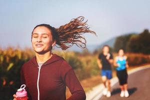 giovani che fanno jogging sulla strada di campagna foto