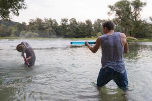 giovane uomini avendo divertimento con acqua pistole foto